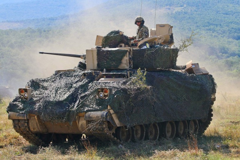 Mỹ đưa hàng trăm binh sĩ, xe tăng tới sát biên giới Belarus - ảnh 1
