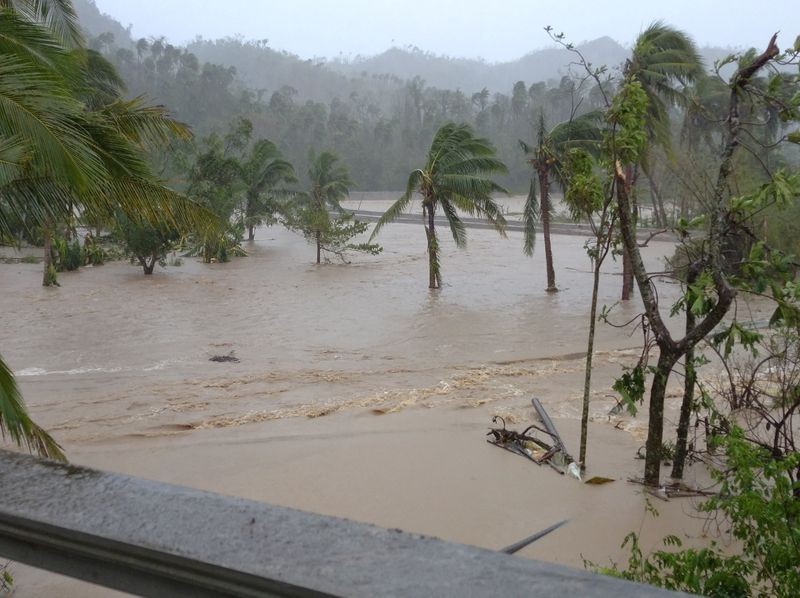 Siêu bão Goni gây vỡ đê, làm 4 người chết ở Philippines - ảnh 1