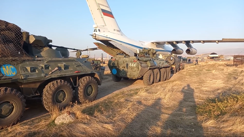 Video: 20 máy bay quân sự chở 400 binh sĩ Nga tới Armenia - ảnh 1