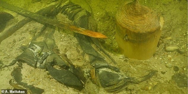 Tìm thấy hài cốt 500 năm tuổi của binh sĩ ở đáy hồ Lithuania - ảnh 1
