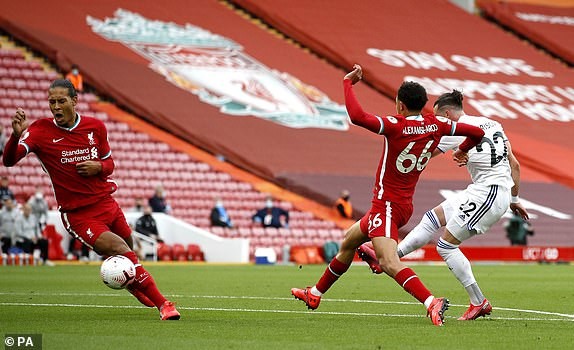 Salah lập Hattrick, Liverpool nhọc nhằn thắng đội mới lên hạng - ảnh 2