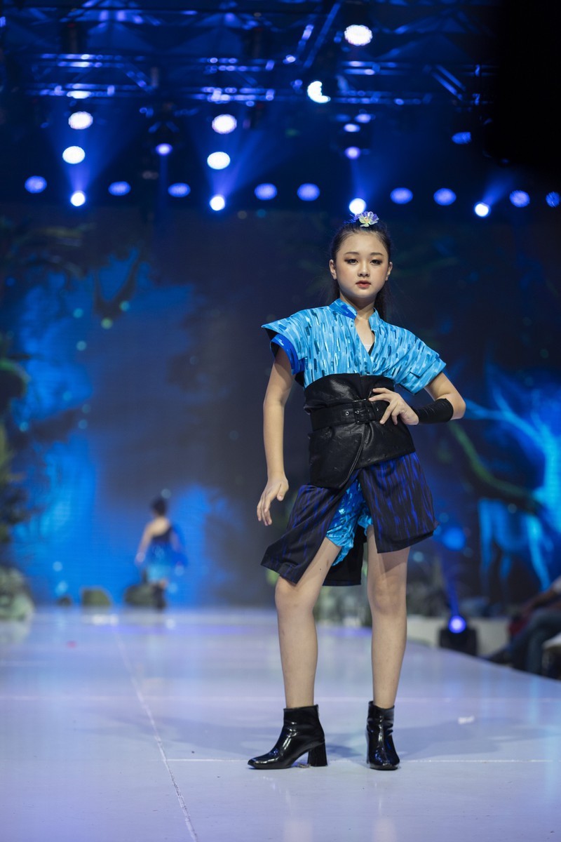 Mẫu nhí 11 tuổi Kim Chi catwalk chuyên nghiệp, ấn tượng - ảnh 4