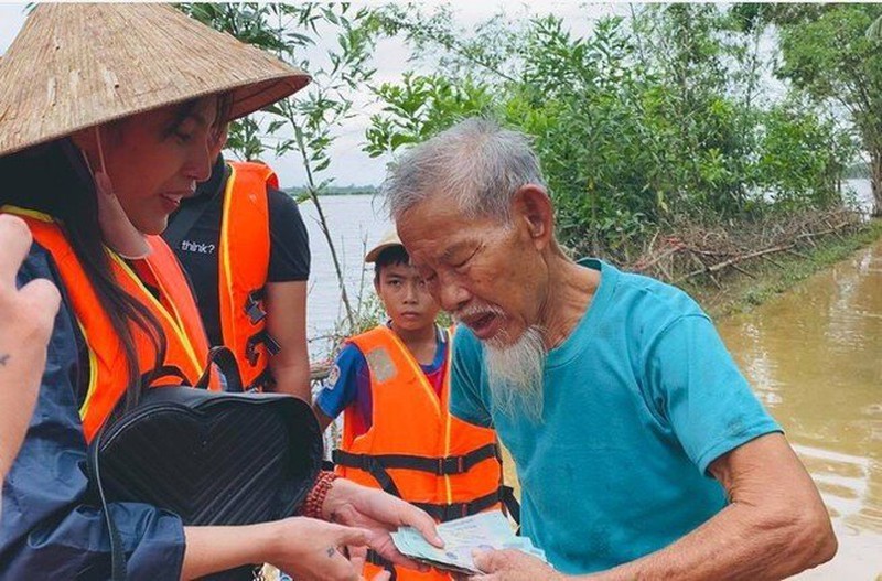 Thủy Tiên-Công Vinh tiếp tục cứu trợ người dân miền Trung - ảnh 5