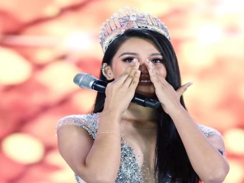 Hoa hậu Tiểu Vy khóc xúc động trước khi trao lại vương miện - ảnh 2