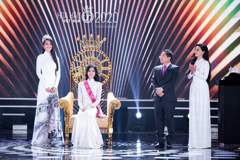 Hoa hậu Tiểu Vy khóc xúc động trước khi trao lại vương miện - ảnh 4