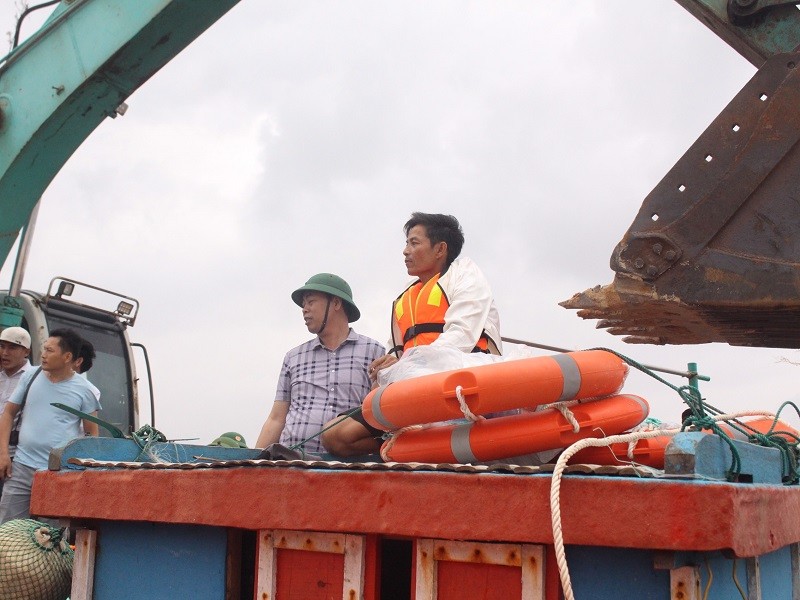 Giải cứu các thuyền viên trên tàu đang chìm ở Quảng Trị - ảnh 5