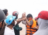 Giải cứu các thuyền viên trên tàu đang chìm ở Quảng Trị