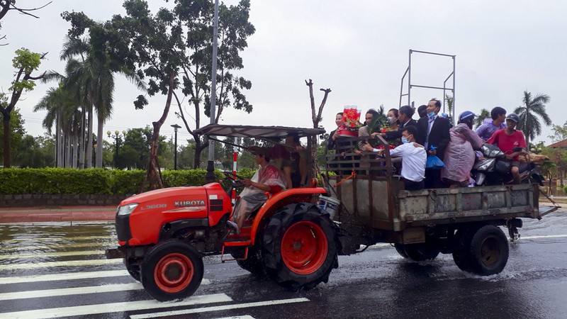 Nước ngập sâu, máy cày kiếm tiền triệu trên Quốc lộ 1 - ảnh 7