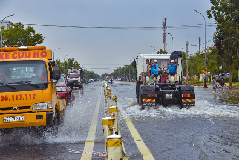 Nước ngập sâu, máy cày kiếm tiền triệu trên Quốc lộ 1 - ảnh 9