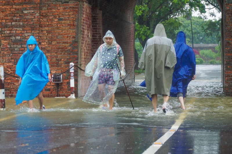 Huế: Chèo ghe trong Đại nội đi cứu trợ người dân  - ảnh 3