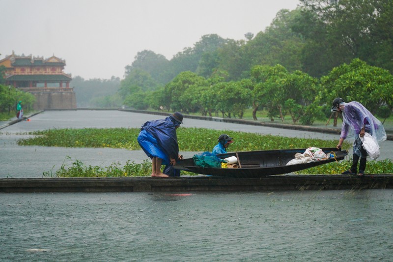 Huế: Chèo ghe trong Đại nội đi cứu trợ người dân  - ảnh 4