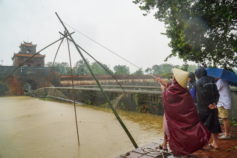 Huế: Chèo ghe trong Đại nội đi cứu trợ người dân  - ảnh 5