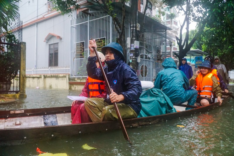 Huế: Chèo ghe trong Đại nội đi cứu trợ người dân  - ảnh 6