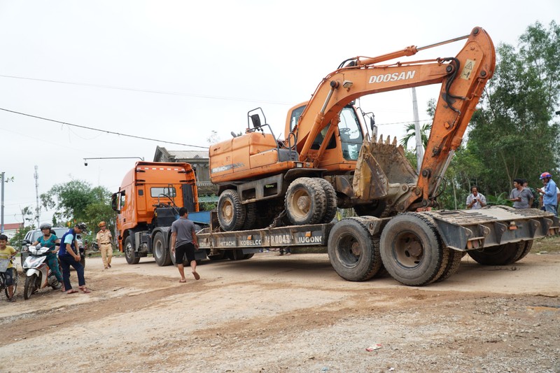 Nửa quả núi lớn đã đổ ập xuống thủy điện Rào Trăng 3 - ảnh 4