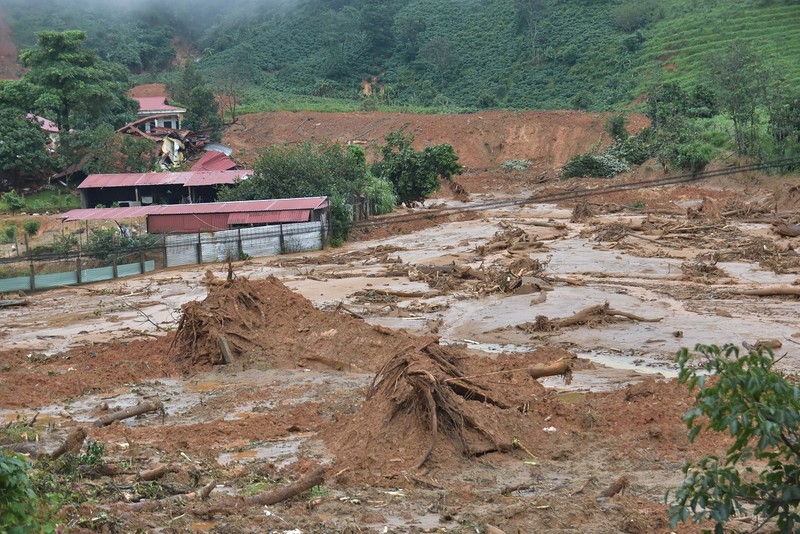 Bộ đội tăng cường vào hiện trường tìm kiếm chiến sĩ Đoàn 337 - ảnh 1