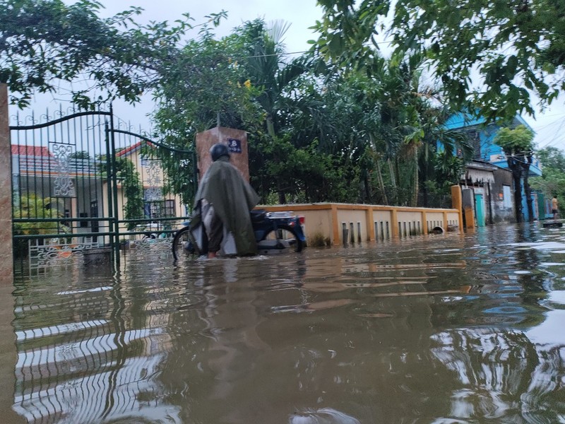 Nước lũ bất ngờ lên cao, người dân ở Huế lo chạy lũ trong đêm - ảnh 2