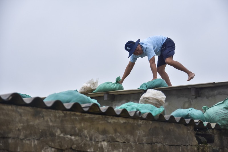 Người dân vùng tâm bão khẩn trương di dời, giằng chống nhà cửa - ảnh 3