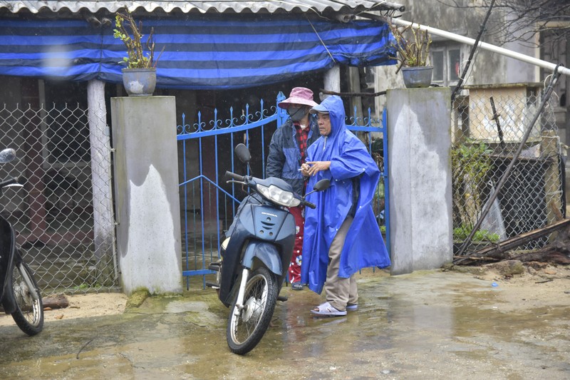 Người dân vùng tâm bão khẩn trương di dời, giằng chống nhà cửa - ảnh 8