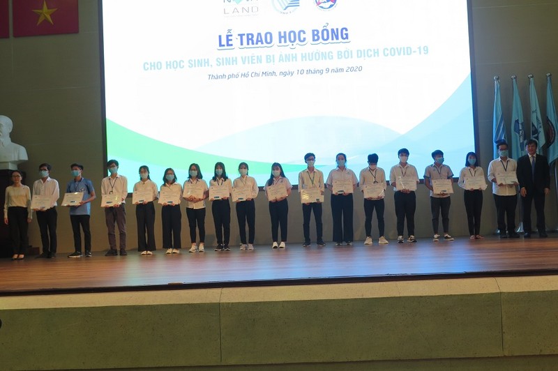 Trao gần 1,8 tỷ đồng cho HS-SV vượt khó từ đại dịch COVID-19 - ảnh 2