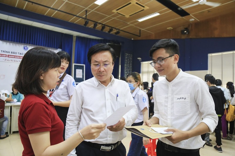 Nam sinh trong “Cặp lá yêu thương” được tặng 1 năm học phí - ảnh 2