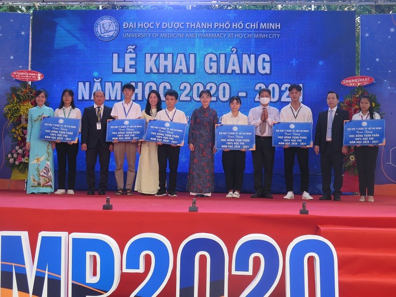 14 tân sinh viên ĐH Y dược TP.HCM nhận học bổng ‘khủng’ - ảnh 6