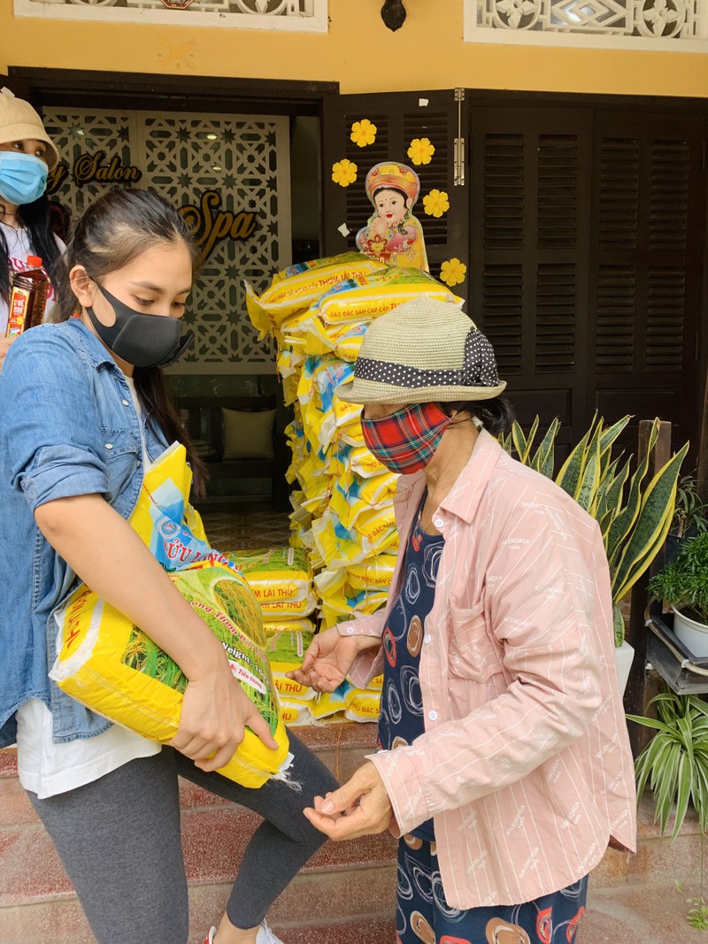 Hoa hậu Tiểu Vy trao tặng 1.000kg gạo cho người nghèo ở Hội An - ảnh 2