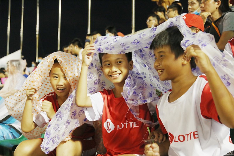Trò cưng Nguyễn Hồng Sơn đội mưa xem V-League 2020 - ảnh 5