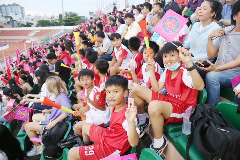 Trò cưng Nguyễn Hồng Sơn đội mưa xem V-League 2020 - ảnh 1