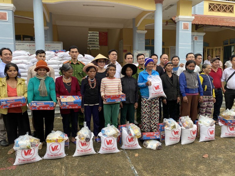 NSND Thanh Ngân trực tiếp trao quà cứu trợ người dân vùng lũ - ảnh 4