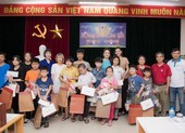 Á hậu Tường San cùng mẹ mang Trung thu đến sớm với các em nhỏ 