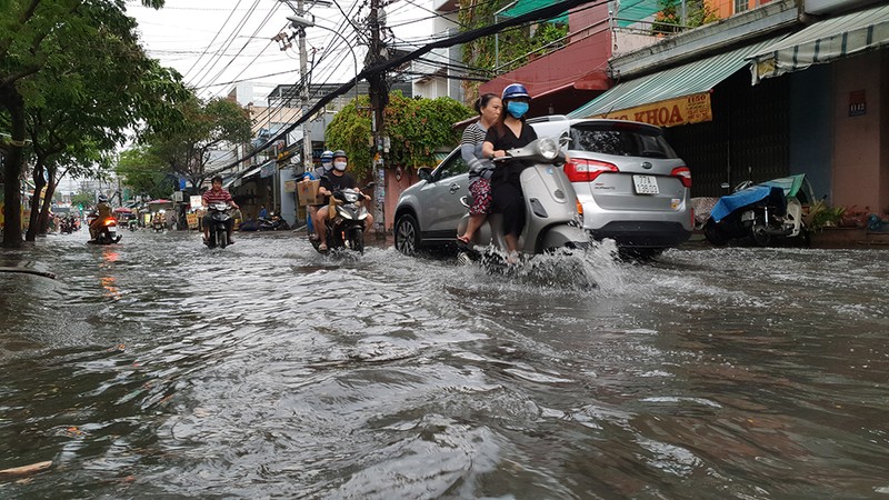 Mưa lớn, đường ngập, người dân hối hả đi móc cống - ảnh 2