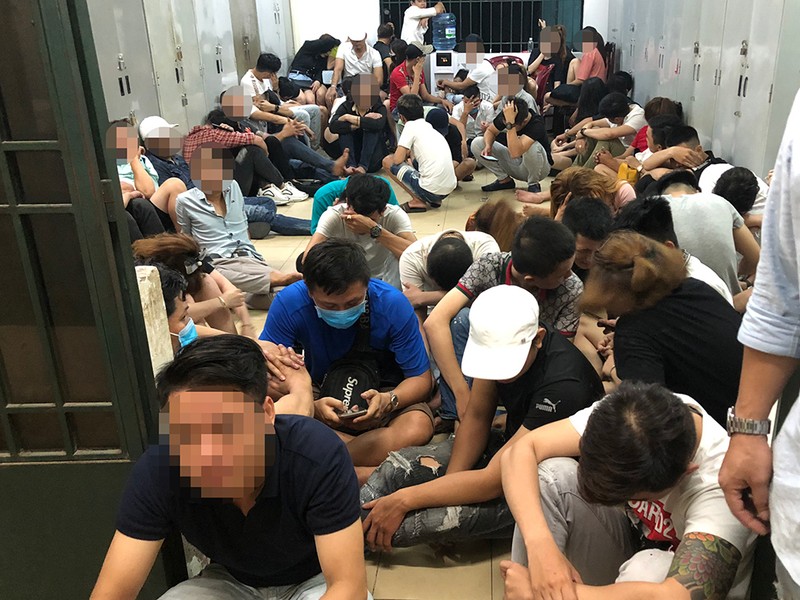 Gần 60 dân chơi phê ma túy trong quán bar ở Bình Tân - ảnh 4