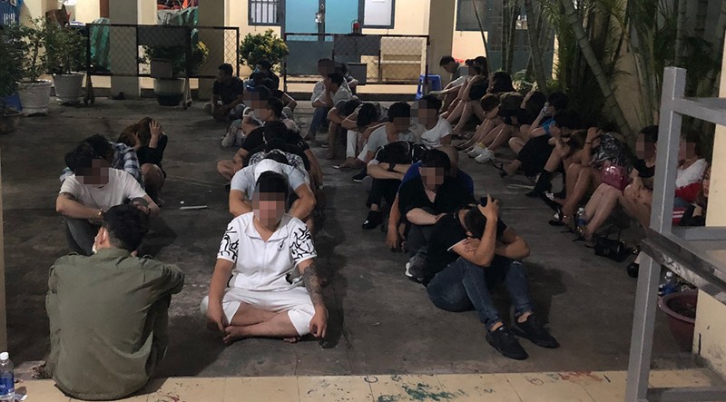 Gần 60 dân chơi phê ma túy trong quán bar ở Bình Tân - ảnh 2