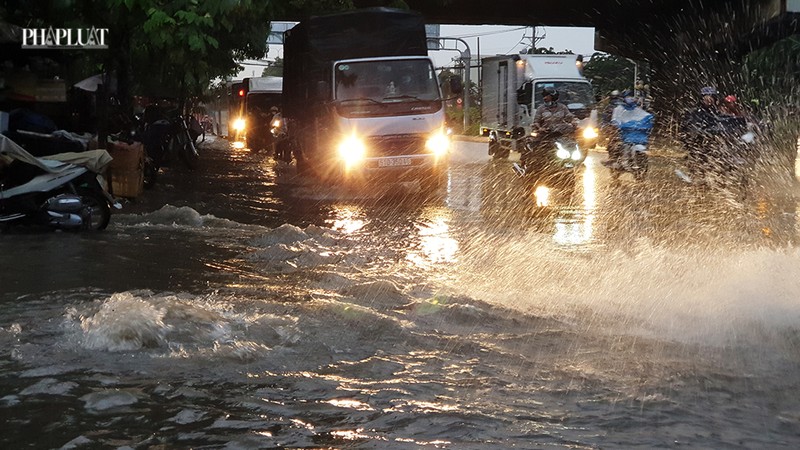 Thủ Đức: Lênh láng nước ở nhiều tuyến đường sau mưa to - ảnh 5