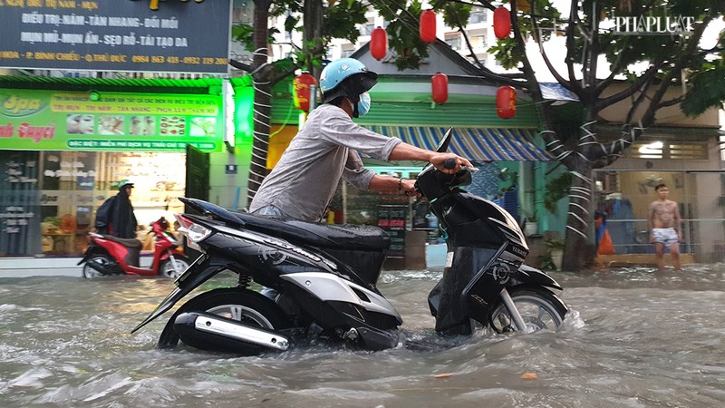 Thủ Đức: Lênh láng nước ở nhiều tuyến đường sau mưa to - ảnh 12