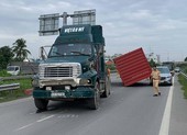 Thùng container rơi trúng ô tô trên đường dẫn cao tốc