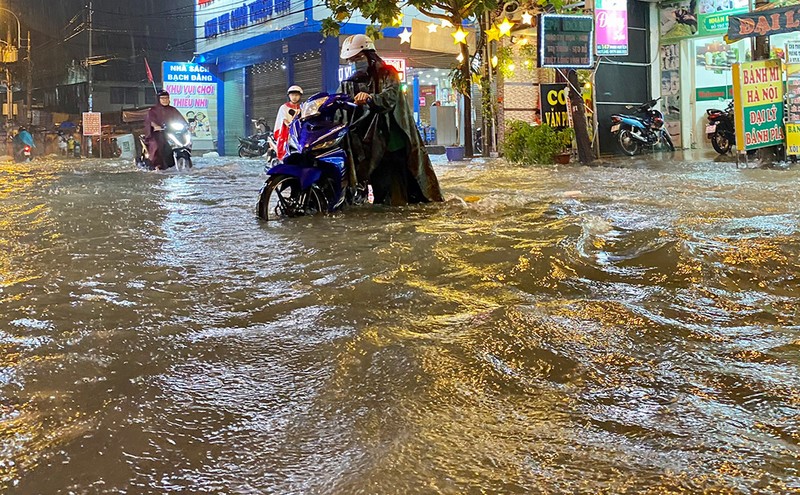 Mưa cực lớn, hàng loạt tuyến đường thành sông  - ảnh 14