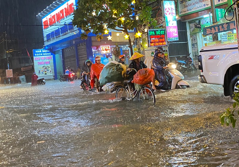 Mưa cực lớn, hàng loạt tuyến đường thành sông  - ảnh 1