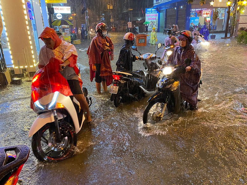 Mưa cực lớn, hàng loạt tuyến đường thành sông  - ảnh 2