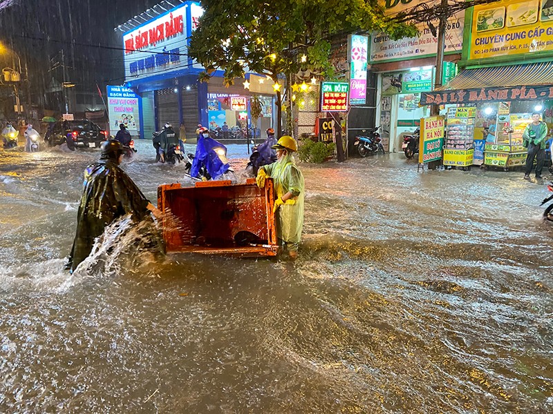 Mưa cực lớn, hàng loạt tuyến đường thành sông  - ảnh 4