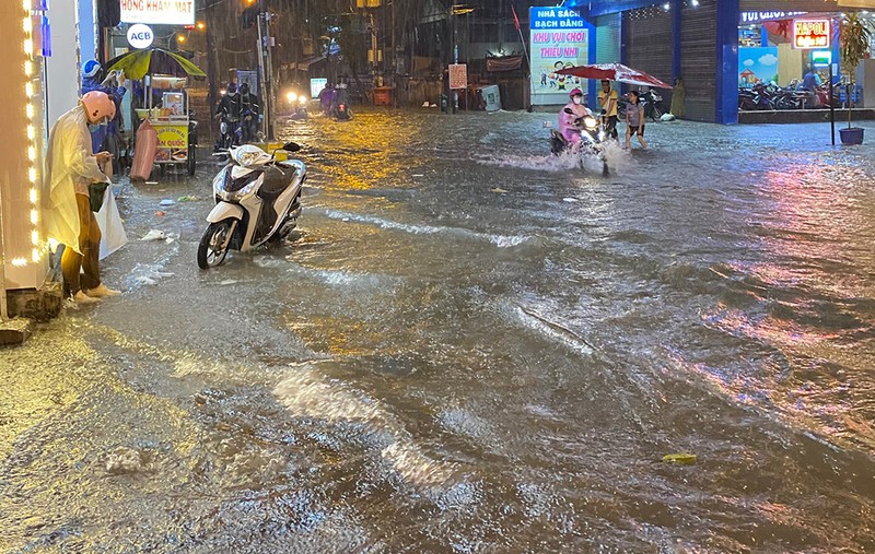 Mưa cực lớn, hàng loạt tuyến đường thành sông  - ảnh 5