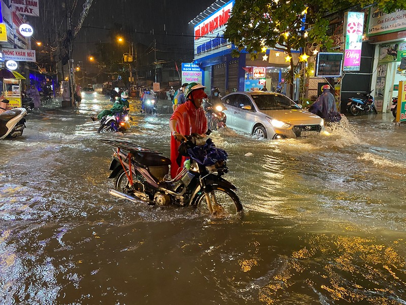 Mưa cực lớn, hàng loạt tuyến đường thành sông  - ảnh 6