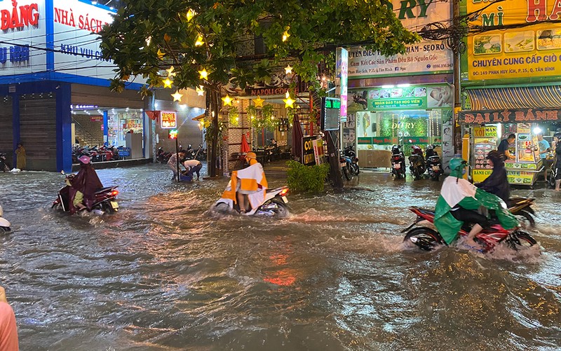 Mưa cực lớn, hàng loạt tuyến đường thành sông  - ảnh 9