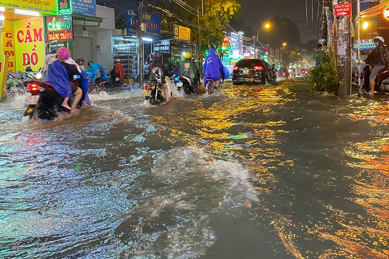 Mưa cực lớn, hàng loạt tuyến đường thành sông  - ảnh 8