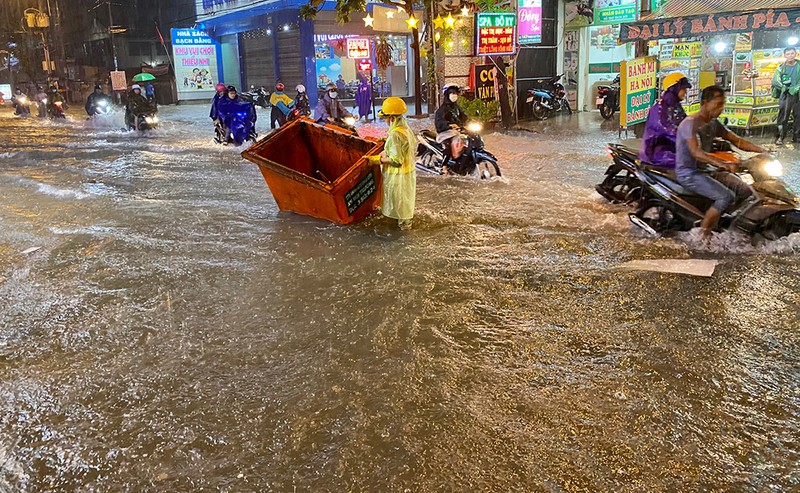 Mưa cực lớn, hàng loạt tuyến đường thành sông  - ảnh 7