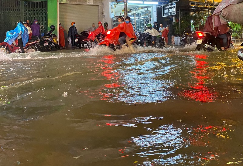 Mưa cực lớn, hàng loạt tuyến đường thành sông  - ảnh 10