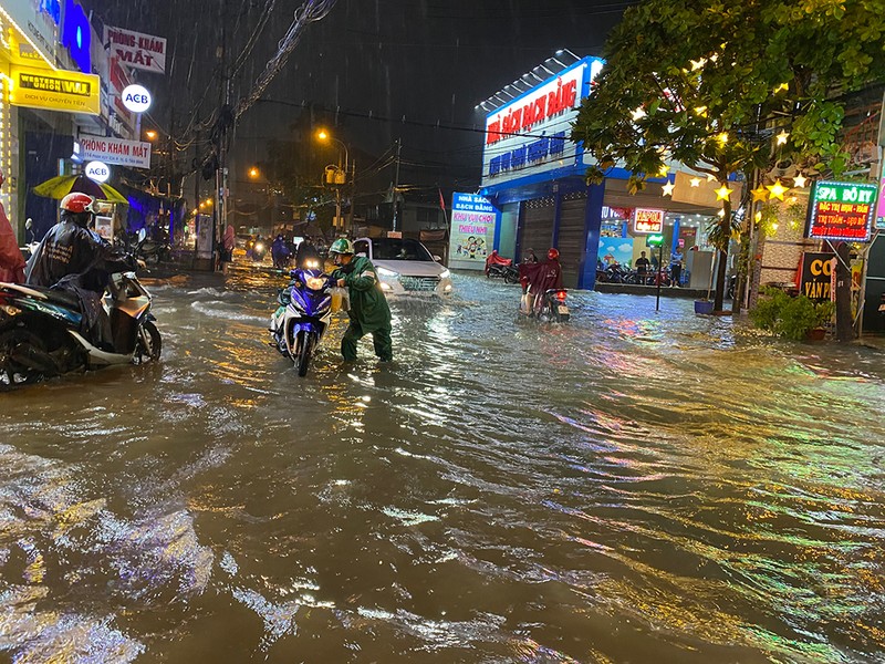 Mưa cực lớn, hàng loạt tuyến đường thành sông  - ảnh 12