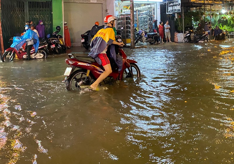 Mưa cực lớn, hàng loạt tuyến đường thành sông  - ảnh 13