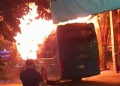Xe khách cháy dữ dội ở Tân Bình, đường Cộng Hòa kẹt cứng