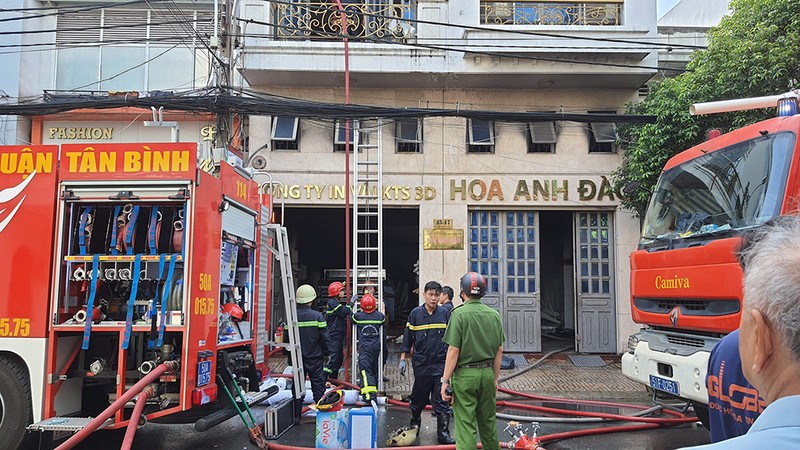 Cháy công ty may mặc ở Tân Bình, 5 người đu dây vải tiếp đất - ảnh 1